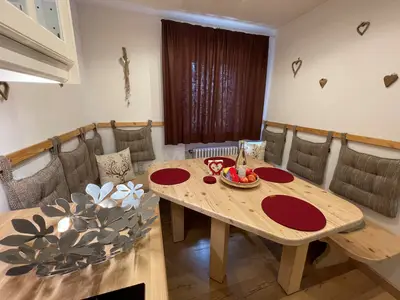 Essbereich mit voll ausgestatteter Küche