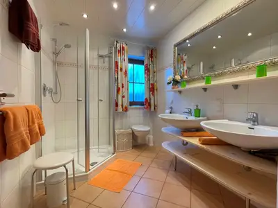 Großes Bad mit Fußbodenheizung und Doppelwaschbecken