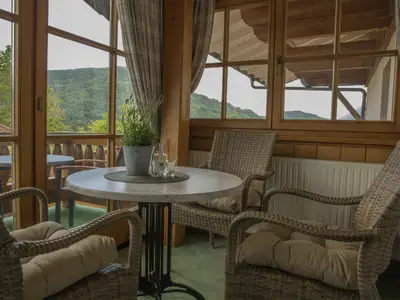 Wintergarten mit Zinnkopfaussicht und Essecke