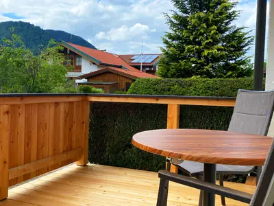 schöne grosse Terrasse mit Bergblick