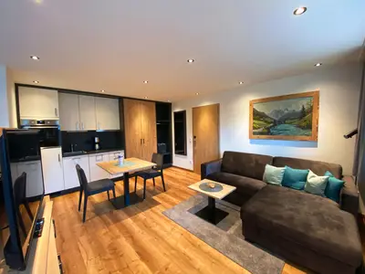 Wohn-Essbereich mit schöner EBK / Backofen