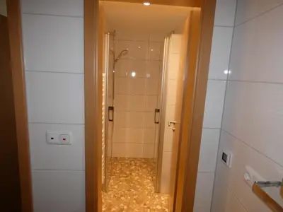 Badezimmer mit ebenerdiger Dusche und Fußbodenheizung