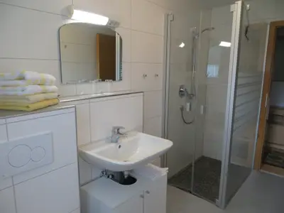 Badezimmer mit ebenerdiger Dusche
