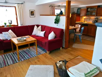 Wohnzimmer mit Blick in die Küche