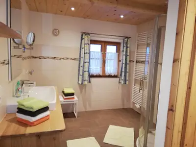 Bad mit Zugang zum sep. WC