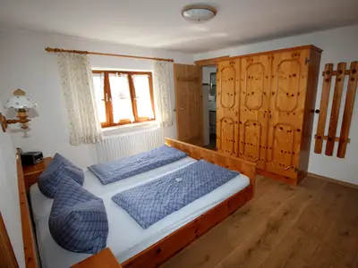 Schlafzimmer mit Doppelbett