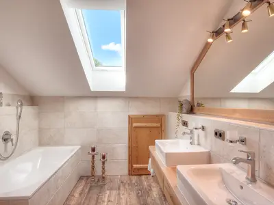 Bad I mit Badewanne, Dusche und Waschtisch