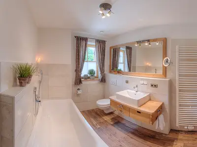 Bad mit Badewanne, Dusche, Waschtisch und WC