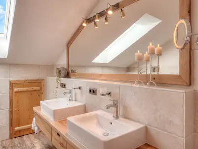 Bad I mit Badewanne, Dusche und Waschtisch