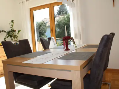 Esstisch mit Zugang zur Terrasse