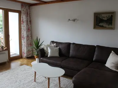 Wohnzimmer mit Zugang zur Terrasse