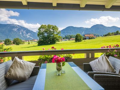 Schöner Aussicht mit Bergpanorama vom eigenen Balkon