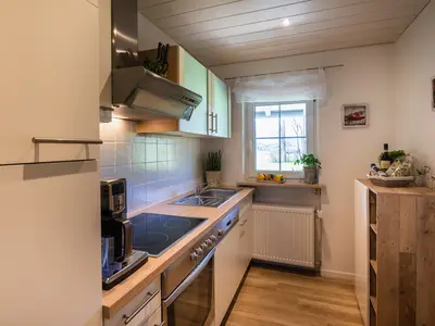 Komplett ausgestattete Einbauküche mit Backofen