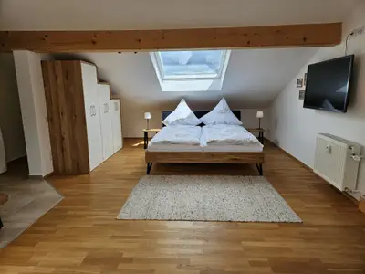 Doppelbett mit Kleiderschrank und Ostfenster