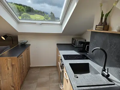 Küchenzeile mit Anrichte und zweiten Westfenster