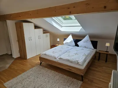 Schlafplatz mit Eingangsbereich und Garderobe