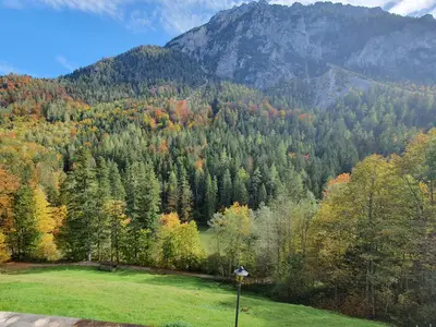 Aussicht vom Balkon auf Berg und See