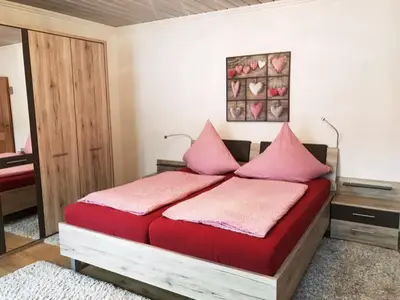 Schlafzimmer mit zusätzlichem Einzelbett & Zugang zum Balkon