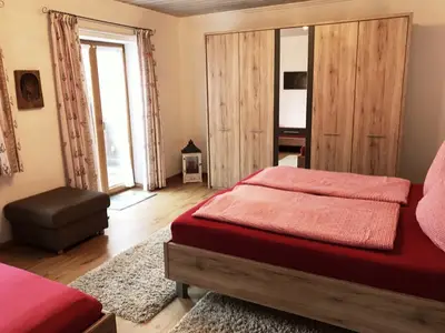Schlafzimmer mit zusätzlichem Einzelbett & Zugang zum Balkon