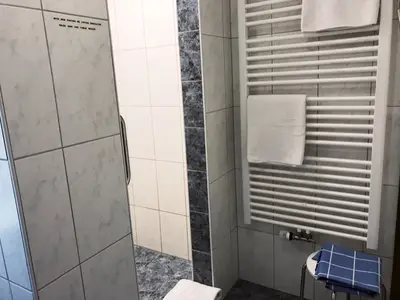 Moderndes Bad mit Dusche & separatem WC