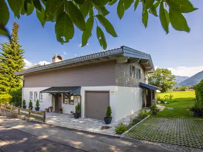 Haus-Ansicht von Norden mit Parkplatz