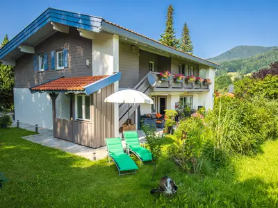 Aufgang zur Wohnung mit Sonnenliegen im Garten