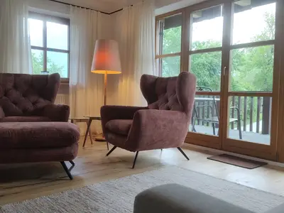 Wohnzimmer mit Tür zum Balkon
