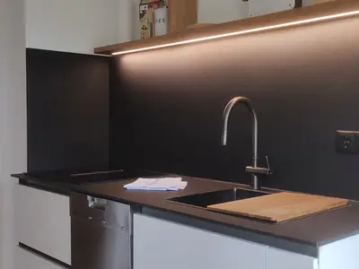 Gut ausgestatette Küche mit Ceran Kochfeld und integrierten Dunstabzug.