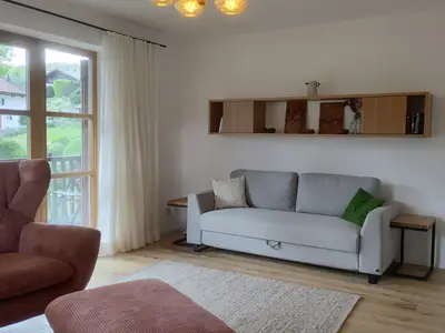 Wohnzimmer mit Schlafcouch.