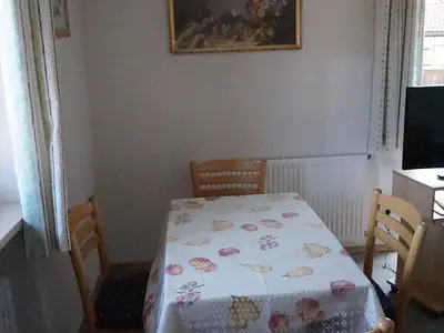 Essplatz mit Morgensonne