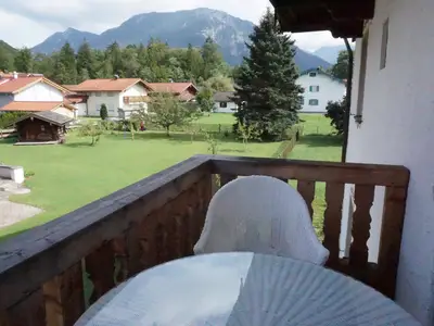 möblierter Balkon mit Rauschbergblick