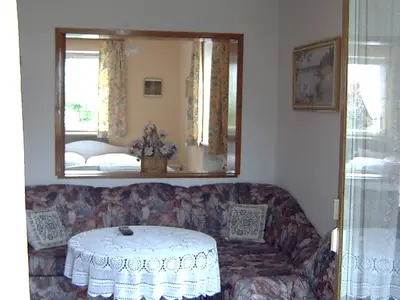 Wohnzimmer Zinnkopf, Durchblick vom Essplatz auf die Berge