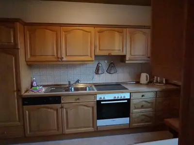 geräumige Küche mit Geschirrspüler und Backofen