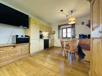 Wohnraum und Küche komb