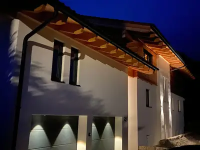 Die Ferienwohnung befindet sich im oberen Geschoss des linken Gebäudes.