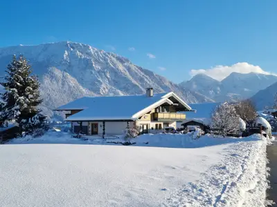 Westansicht des Hauses mit Balkon von der Ferienwohnung