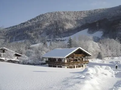 Hausansicht im Winter