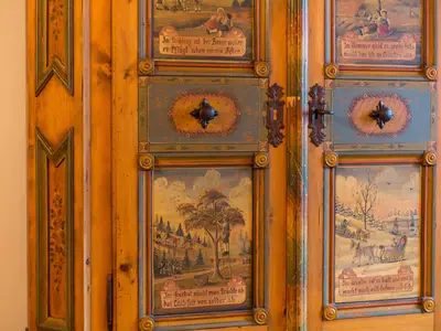 Bauernschrank im Wohnraum FeWo Sonntagshorn