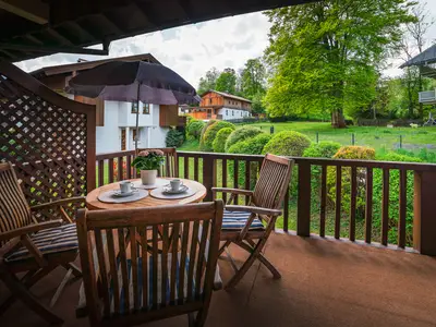 großer, gemütlicher und überdachter Balkon