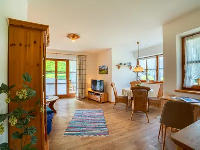 Wohnbereich mit gemütlicher Essecke