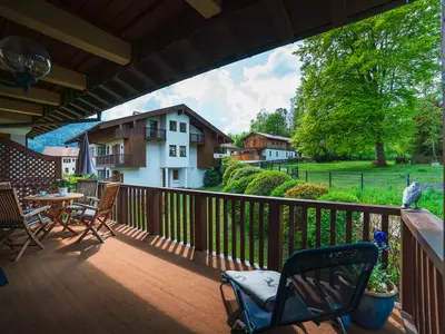 gemütlicher, großer und überdachter Balkon