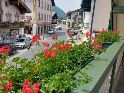 Blick vom Westbalkon auf die Hauptstraße
