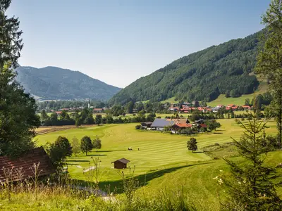 Blick vom Abschlag Golfplatz auf Widdmoos
