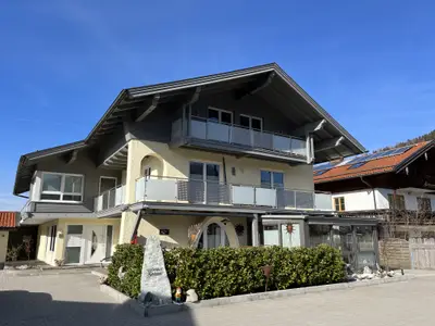 Außenansicht mit Blick auf die Wohnung 1OG.