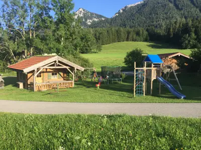 Unser Spielplatz mit Grillhütte