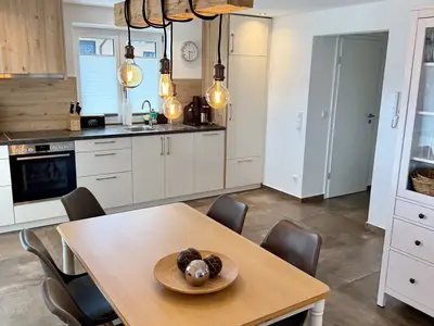 Esszimmer mit Blick auf die Küchenzeile