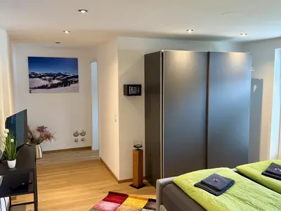 Schlafzimmer mit Blick Richtung Badezimmer