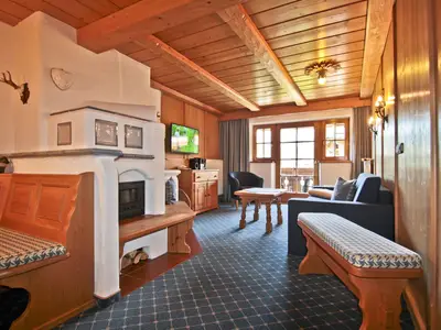 Wohnstube mit Kachelofen und Schlafsofa