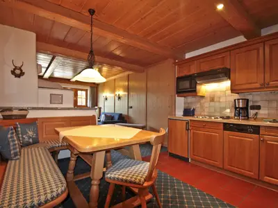 Küche und Essbereich mit Eckbank