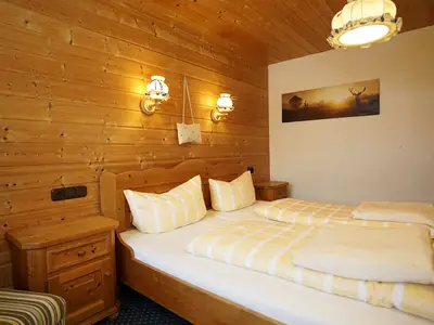 Schlafzimmer Puppenstübchen von Fensterseite aus